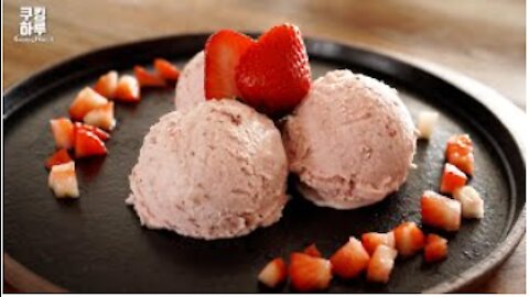 Perfect Strawberry Ice Cream!! Only 3 main ingredients! (No Ice cream maker)