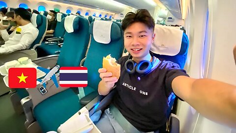 🤤 Eating BÁNH MÌ in VIETNAM AIRLINES ECONOMY Class