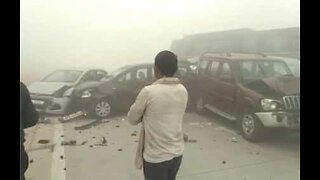 インドで汚染雲による玉突き事故の衝撃映像