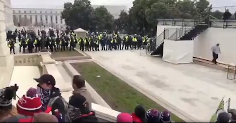 Police Allowing SOME People into the Capitol