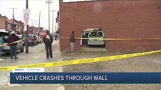 3 people hurt after car crashes into cell phone store in Cleveland