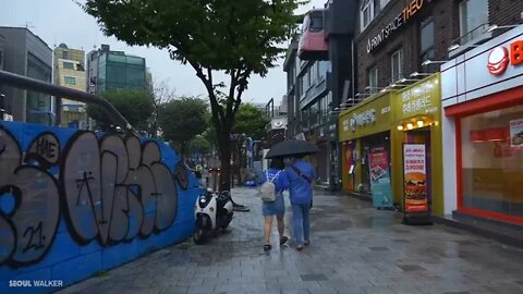 Super ! decompression ! videowalk ! in ! the city in the heavy rain look at the people around2 hours