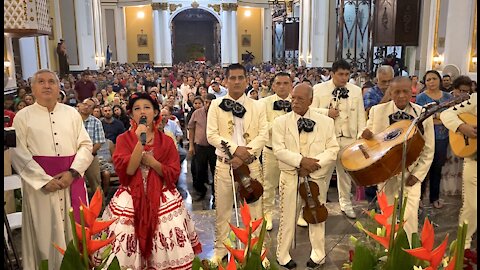 #MaeliKay canta para la #virgen en #colima