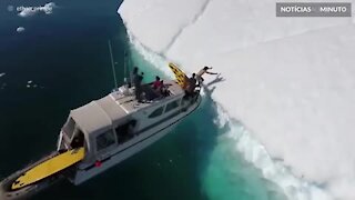 Atleta monta pizza inflável para descer iceberg gigante