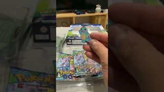 Abrindo uma box de pokémon go