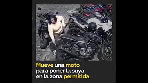 Mujer le roba el estacionamiento a otra moto en Guatemala