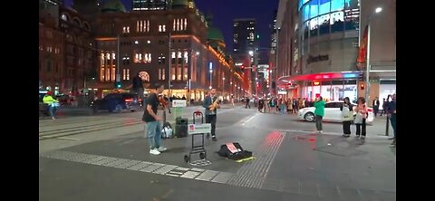 SYDNEY AUSTRALIA WALKING TOUR_GEORGE STREET EVENING RUSH, MUSIC PLAYING STREET MUSIC PLAYER