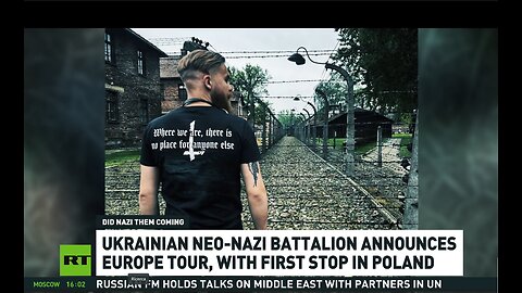 NOTIZIE DAL MONDO veterano del Battaglione Azov dei satanisti dell'O9A,gruppo neonazista banderita antisemita pagano ucraino,posa con la citazione di Adolf Hitler al museo memoriale del campo di sterminio nazista tedesco di Auschwitz in Polonia