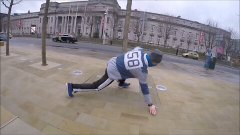Jumps in a cold morning in the city - Freerun - Parkour - Tricking