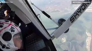 Paraquedista voa perigosamente ao lado de avião