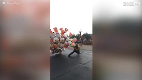 Vendedor de balões no Disney World luta contra o vento
