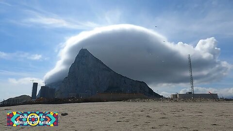 Música clásica ambientada; formaciones de nubes el Peñón de Gibraltar