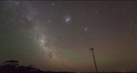 Vidéo accélérée d'une pluie d'étoiles filantes en Australie