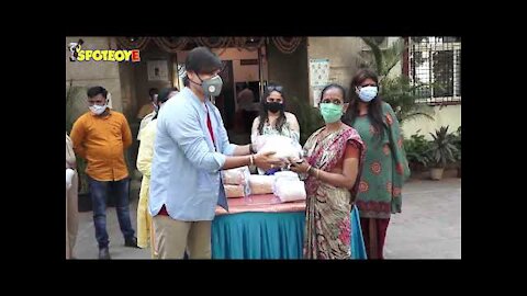 Vivek Oberoi Distributes Food Packets In Juhu