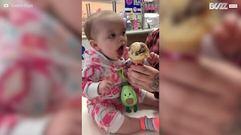 Personne n'empêchera ce bébé de finir sa glace, toute sa glace!