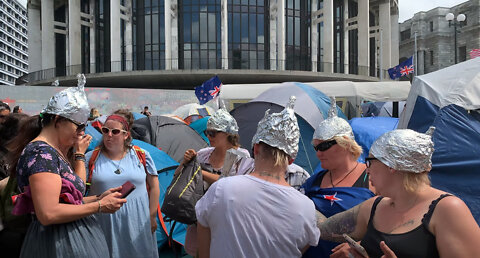 Presstopp! Foliehatt löser alla problem!