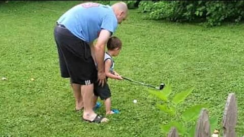 Un petit garçon perd patience lors de son apprentissage du golf