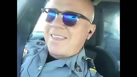 Police Officer Sings His Lungs Out To Lionel Richie’s Song