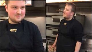 Denne ansatte sang for kunder mens hans serverede kebab