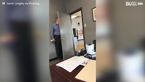 Cet employé effraye son patron dans son bureau