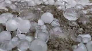 Chuva de granizo em minas gerais Sacramento destelha casas e atola carros