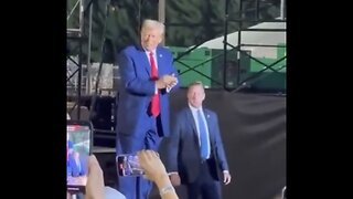 TRUMP❤️🇺🇸🥇PROUDLY WALKS ON STAGE LIKE AN EMPEROR👑 AT BIG MAGA RALLY IN FLORIDA💙🇺🇸🏅✨⭐️