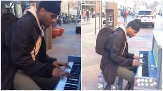 Pianista toca remix de música clássica de Natal "Carol of the Bells"