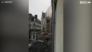 La cathédrale de Nantes part en fumée