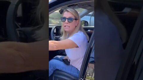 Wild video shows woman unknowingly driving down 405 Freeway without front tire.