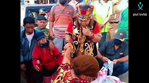 Pengobatan Ibu Ida Dayak, tangan Ibu yang sudah lurus mau dibengkok kan lagi :)