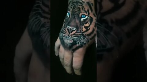 Tigre Realista na mão #shorts