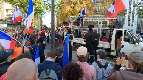 Manifestation au départ du Palais Royal à Paris le 17/09/2022 - Florian Philippot prend la parole.