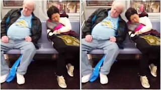 Deux inconnus sont s'endorment presque l'un sur l'autre
