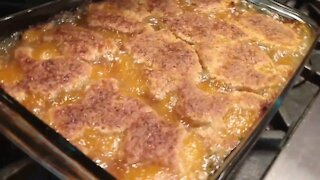 HOW TO MAKE EASY HOMEMADE PEACH COBBLER // THE MILLERS WAY