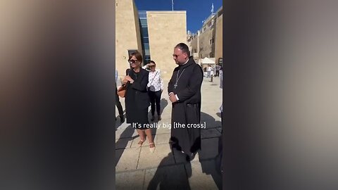 Jerusalem: Employee at the Wailing Wall demands Catholic abbot to remove his cross