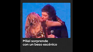 Presidente Milei besa apasionadamente a su novia y predice tiempos difíciles