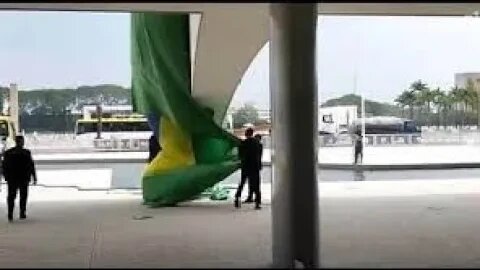 Bandeira do Brasil é retirada da fachada do Palácio do Planalto