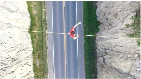 Da togliere il fiato! Slackline sopra una strada