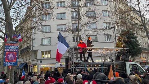 Charles-Henri Gallois prend la parole à la manifestation, place Pierres Laroques Paris le 17/12/2022