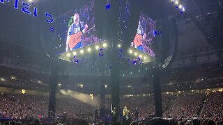WATCH: Garth Brooks honors Barry Sanders at Detroit concert