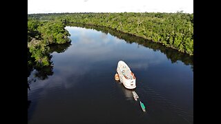 Viajando pelo Rio Amazonas,