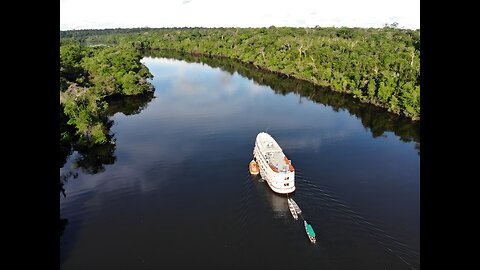 Viajando pelo Rio Amazonas,