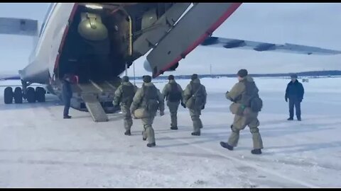 Десантники и военная техника грузятся на борт тяжёлого военно-транспортного самолёта Ил-76