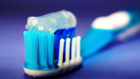 How many times per week do Americans forget to brush their teeth?