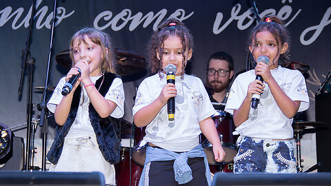 Gigi, Laurinha e Ana cantando BFF Girls no Palácio de Cristal