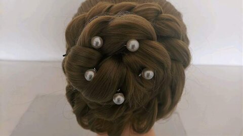 All brides comb their hair in this style, then put on their hair accessories. They are beautiful