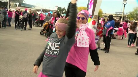 Thousands gather at Summerfest grounds for breast cancer awareness walk