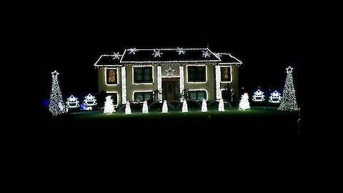 Home's light show set to 'Christmas Vacation'