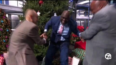 Shaq flies into tree on 'Inside the NBA' set thanks to Kenny Smith's shove