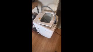 Very small apartment sized washing machine! Full cycle washes!